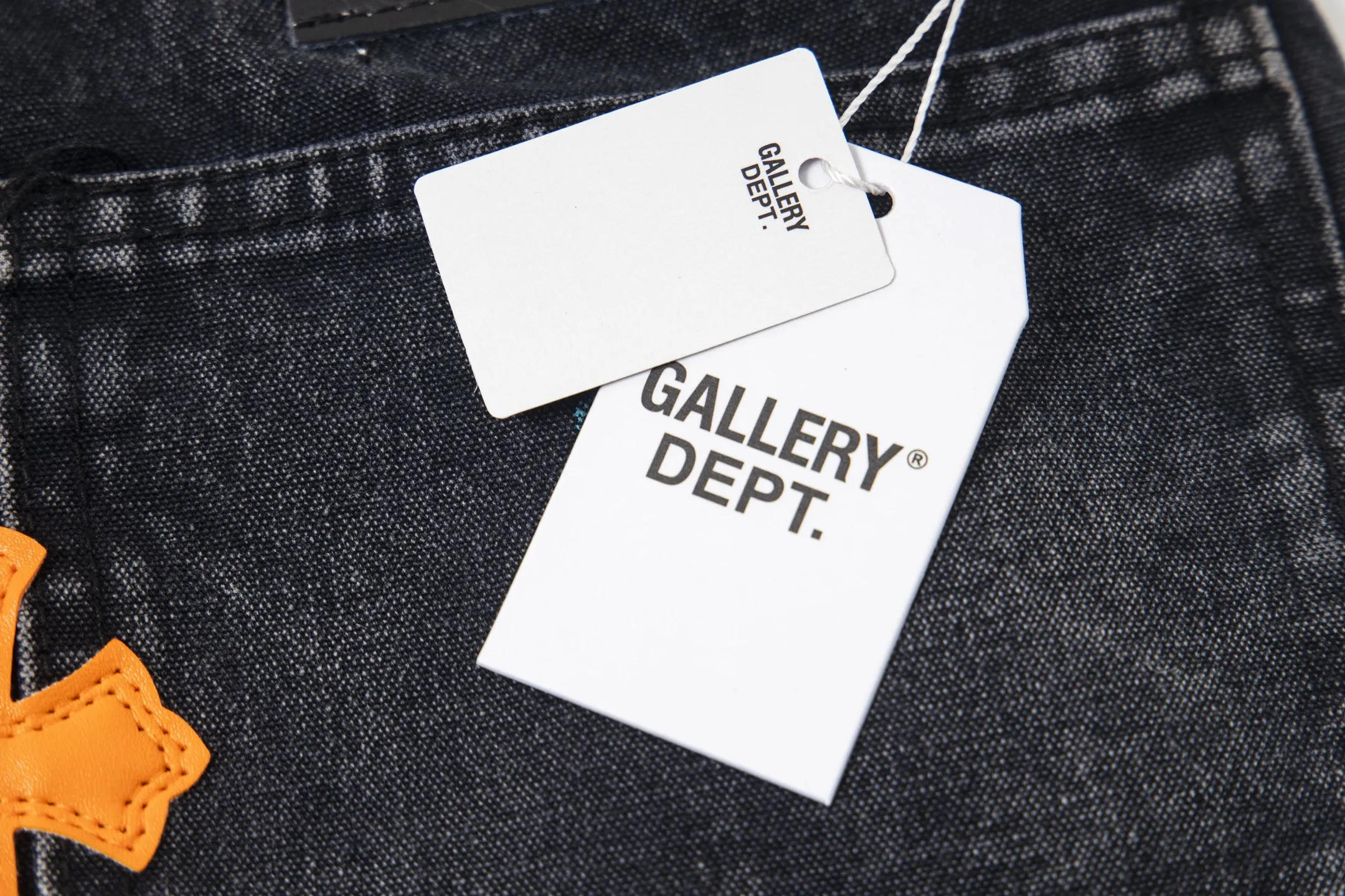 #8176 P260💰 Independent GALLERY DEPT. Vintage splash-ink splicing black and orange cross loose washed flared jeans - truly restore the ultimate vintage texture - original hardware accessories washed and other elevators, QR code analysis are all purchased from the original factory, high degree of restoration, you are welcome to compare with a certain product ~ - three-dimensional version Loose and comfortable, not picky about the figure, tall and slim, factory Seiko, original factory quality control, same style for men and women, can be matched with couples, versatile recommendation Essential jeans for all seasons - sizes: 28 30 32 34 36